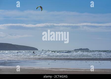 Kitesurfer am Broadhaven Beach, Pembrokeshire Coast National Park, Wales, Vereinigtes Königreich Stockfoto