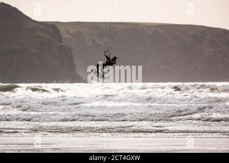 Kitesurfer am Broadhaven Beach, Pembrokeshire Coast National Park, Wales, Vereinigtes Königreich Stockfoto