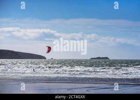 Kitesurfer am Broadhaven Beach, Pembrokeshire Coast National Park, Wales, Vereinigtes Königreich Stockfoto