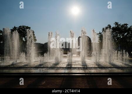 Am 17/09/2020, Lyon, Auvergne-Rhône-Alpes, Frankreich. Brunnen des Platzes Antonin Poncet gegen das Licht am Morgen. Stockfoto