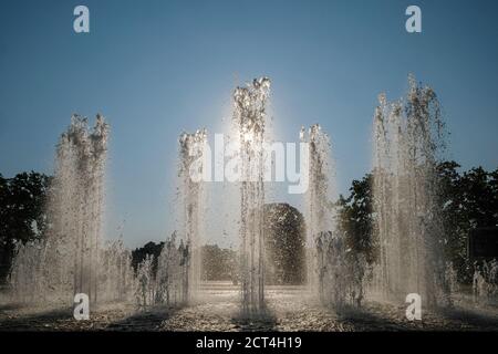 Am 17/09/2020, Lyon, Auvergne-Rhône-Alpes, Frankreich. Brunnen des Platzes Antonin Poncet gegen das Licht am Morgen. Stockfoto