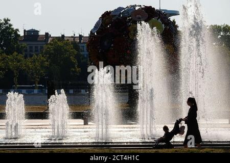 Am 17/09/2020, Lyon, Auvergne-Rhône-Alpes, Frankreich. Brunnen des Platzes Antonin Poncet gegen das Licht am Morgen. Stockfoto