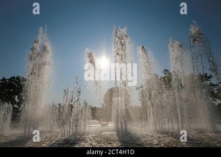 Am 17/09/2020, Lyon, Auvergne-Rhône-Alpes, Frankreich. Brunnen des Platzes Antonin Poncet gegen das Licht am Morgen. Stockfoto