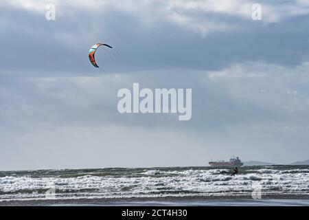 Kitesurfer am Broadhaven Beach, Pembrokeshire Coast National Park, Wales, Vereinigtes Königreich Stockfoto