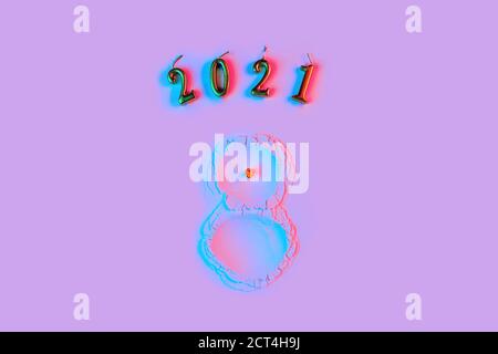 Neujahrskonzept, ein Schneemann aus Mehl mit einem Karotten Nom und Hände passt, in Neonlicht. Stockfoto