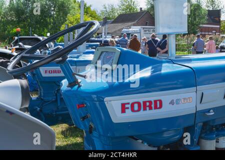 Kieldrecht, Belgien, 1. September 2019, Seitenansicht und das Lenkrad eines blauen Fordson-Traktors, genauer gesagt des Ford 4000 Stockfoto