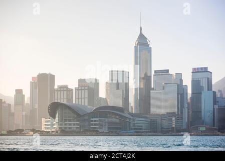 Hong Kong Insel bei Sonnenuntergang, vom Victoria Hafen aus gesehen, Hong Kong, China Stockfoto