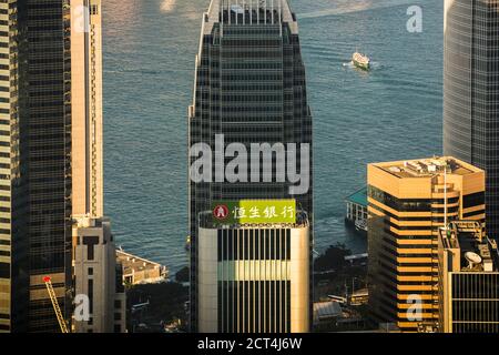 Boote in Victoria Harbour bei Sonnenuntergang, von Victoria Peak, Hong Kong Island, Hong Kong, China aus gesehen Stockfoto