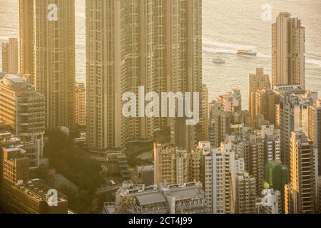 Boote in Victoria Harbour bei Sonnenuntergang, von Victoria Peak, Hong Kong Island, Hong Kong, China aus gesehen Stockfoto