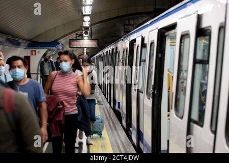 Madrid, Spanien; 21/09/2020.- die U-Bahn in Madrid ist weiterhin voll, wenn sie in der zweiten Welle des Covids durch die Arbeiterviertel geht.Madrid beginnt heute die Beschränkungen für Covid in 37 Gebieten mit Polizeikontrollen, verringerter Kapazität und frühen Schließungen. Die Reduzierung von Gruppen in privaten Versammlungen, Kapazitätsbeschränkungen, eingeschränkte Bewegungskapazitäten und eine große Polizei, um laut Ayuso "einen neuen Alarmzustand zu vermeiden", was "den wirtschaftlichen Ruin" der Gemeinschaft von Madrid bedeuten würde. Quelle: dpa picture Alliance/Alamy Live News Stockfoto