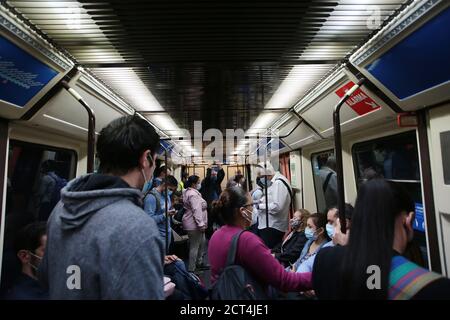 Madrid, Spanien; 21/09/2020.- die U-Bahn in Madrid ist weiterhin voll, wenn sie in der zweiten Welle des Covids durch die Arbeiterviertel geht.Madrid beginnt heute die Beschränkungen für Covid in 37 Gebieten mit Polizeikontrollen, verringerter Kapazität und frühen Schließungen. Die Reduzierung von Gruppen in privaten Versammlungen, Kapazitätsbeschränkungen, eingeschränkte Bewegungskapazitäten und eine große Polizei, um laut Ayuso "einen neuen Alarmzustand zu vermeiden", was "den wirtschaftlichen Ruin" der Gemeinschaft von Madrid bedeuten würde. Quelle: dpa picture Alliance/Alamy Live News Stockfoto