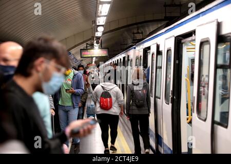 Madrid, Spanien; 21/09/2020.- die U-Bahn in Madrid ist weiterhin voll, wenn sie in der zweiten Welle des Covids durch die Arbeiterviertel geht.Madrid beginnt heute die Beschränkungen für Covid in 37 Gebieten mit Polizeikontrollen, verringerter Kapazität und frühen Schließungen. Die Reduzierung von Gruppen in privaten Versammlungen, Kapazitätsbeschränkungen, eingeschränkte Bewegungskapazitäten und eine große Polizei, um laut Ayuso "einen neuen Alarmzustand zu vermeiden", was "den wirtschaftlichen Ruin" der Gemeinschaft von Madrid bedeuten würde. Quelle: dpa picture Alliance/Alamy Live News Stockfoto