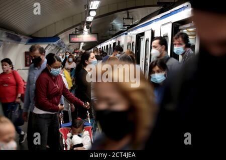 Madrid, Spanien; 21/09/2020.- die U-Bahn in Madrid ist weiterhin voll, wenn sie in der zweiten Welle des Covids durch die Arbeiterviertel geht.Madrid beginnt heute die Beschränkungen für Covid in 37 Gebieten mit Polizeikontrollen, verringerter Kapazität und frühen Schließungen. Die Reduzierung von Gruppen in privaten Versammlungen, Kapazitätsbeschränkungen, eingeschränkte Bewegungskapazitäten und eine große Polizei, um laut Ayuso "einen neuen Alarmzustand zu vermeiden", was "den wirtschaftlichen Ruin" der Gemeinschaft von Madrid bedeuten würde. Quelle: dpa picture Alliance/Alamy Live News Stockfoto