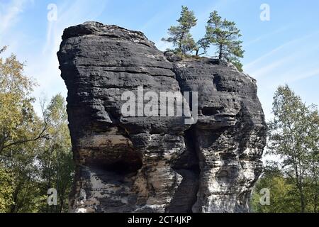 Die Tisa Felsen oder Tisa Wände sind eine bekannte Gruppe von Felsen in der Westböhmischen Schweiz. Es ist die Region mit bis zu 30 m hohen Felssäulen. Stockfoto