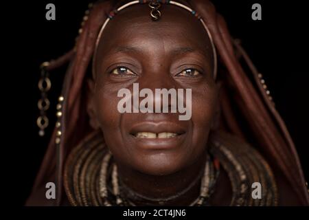 Ein Porträt einer Himba-Frau in Epupa Falls, Namibia. Stockfoto