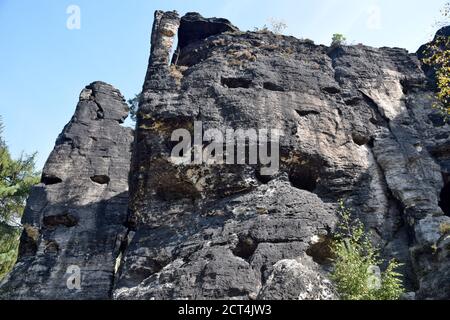 Die Tisa Felsen oder Tisa Wände sind eine bekannte Gruppe von Felsen in der Westböhmischen Schweiz. Es ist die Region mit bis zu 30 m hohen Felssäulen. Stockfoto