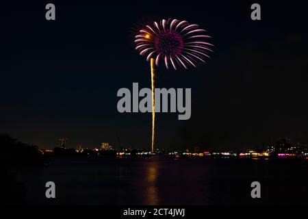 Feuerwerk in der Nähe des Edogawabashi Flusses in Tokyo Weitwinkel Stockfoto