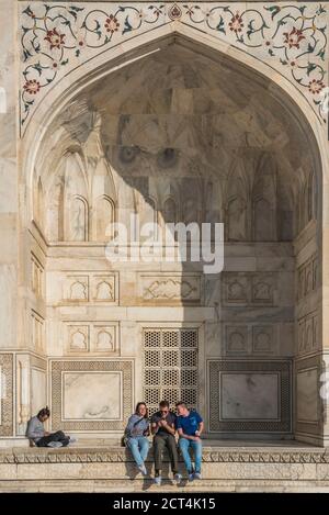 Touristen am Taj Mahal Komplex, Agra, Uttar Pradesh, Indien Stockfoto
