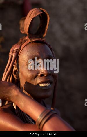 Eine Himba-Frau aus Namibia. Stockfoto