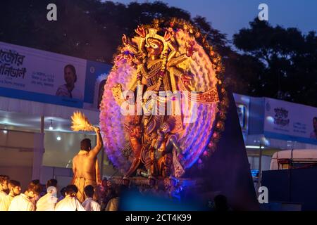 Kalkutta, Westbengalen, Indien, Oktober 2019 : Durga Pooja in Kolkata. Hinduistischer Priester und eifrige Anhänger, die Göttin Durga anbeten. Indische Festival Rituale bei ni Stockfoto