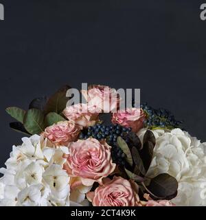 Bouquet von weißen Hortensien, rote Calla und rosa Chrysantheme. Stockfoto