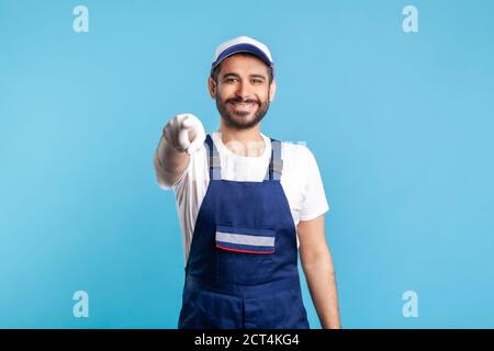 Hey, du! Portrait von glücklichen Handwerker in Overalls und Handschuhen, Zeigefinger zur Kamera. Beruf der Dienstleistungsbranche, Baumeister und Hausmeister. Stockfoto