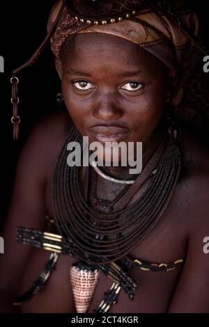 Eine Himba-Frau aus Namibia. Stockfoto