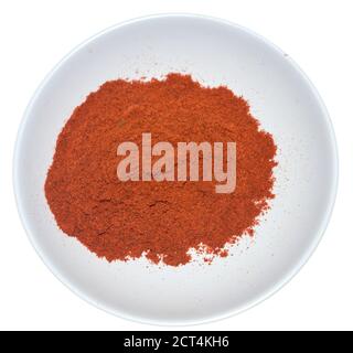 Paprika in einer Schüssel isoliert auf weiß Stockfoto