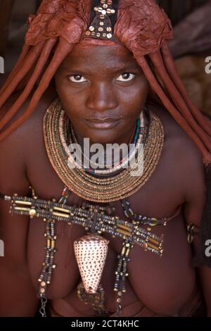 Eine Himba-Frau aus Namibia. Stockfoto