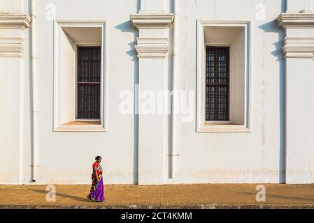 Indische Dame vor der SE Catedral de Santa Catarina in Old Goa, Goa, Indien Stockfoto