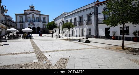 Platz der Republik und Rathaus, Serpa, Alentejo, Portugal Stockfoto