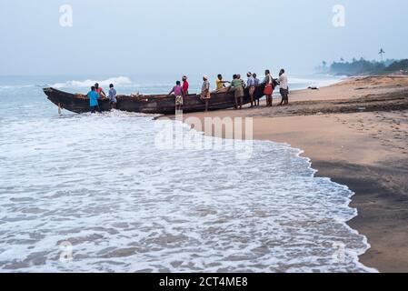 Fischer am Kappil Beach, Varkala, Kerala, Indien Stockfoto