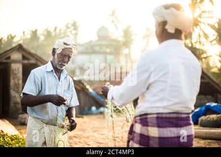 Fischer am Kappil Beach, Varkala, Kerala, Indien Stockfoto