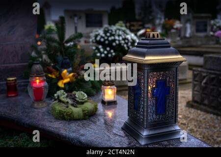 Erinnern Sie sich an Kerzen Laternen auf dem Friedhof an allen Heiligen Tag Stockfoto