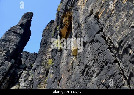 Die Tisa Felsen oder Tisa Wände sind eine bekannte Gruppe von Felsen in der Westböhmischen Schweiz. Es ist die Region mit bis zu 30 m hohen Felssäulen. Stockfoto