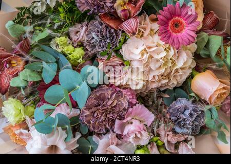 Hintergrund von Blumenstrauß aus verschiedenen Blumen Nahaufnahme, Hochzeit und festliche Konzept, selektive Fokus Stockfoto