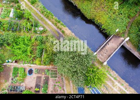 Drone Ansicht der Brücke über den Fluss Crane diagonal durch Zuteilungen, Twickenham England Stockfoto