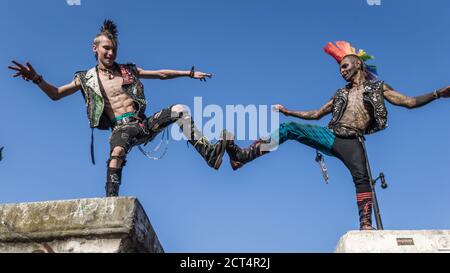 Punks schlagen eine Pose im berühmten Camden in London. Stockfoto