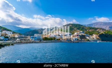 Panoramablick auf das Dorf Diafani auf der Insel Karpathos, Griechenland Stockfoto