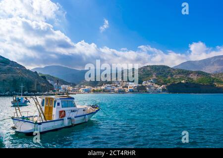 Diafani, Karpathos, Griechenland - 16. September 2019: Panorama des Dorfes Diafani mit MUTTER, hellenische Gesellschaft für das Studium und den Schutz der Mönchsrobbe Stockfoto