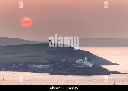 Roches Point, Cork, Irland. September 2020. Die Sonne beginnt am Roches Point, Cork, Irland, aufzugehen. - Credit; David Creedon / Alamy Live News Stockfoto