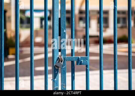 Die Schule wurde wegen Sperrung, Coronavirus-Pandemie und zweiter Welle von Covid-19 geschlossen. Stockfoto