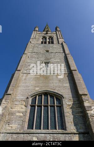 Die Kirche von St. James der große mit seinem hohen rechtwinkligen gotischen Turm, Hanslope, Buckinghamshire, Großbritannien Stockfoto