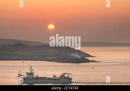 Roches Point, Cork, Irland. September 2020. Dredger, Taccola betritt den Hafen von Cork, als die Sonne am Roches Point, Cork, Irland, aufgeht. - Credit; David Creedon / Alamy Live News Stockfoto