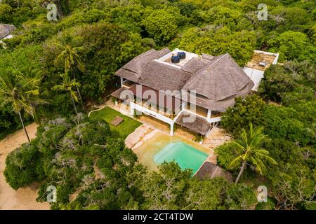 Luxuriöse Ferienvilla im Regenwald an der Küste Kenias, eine perfekte Sommerferienunterkunft, Watamu, Kilifi County, Kenia Stockfoto