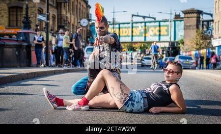 Zwei Punks entspannen sich an einer Hauptstraße im berühmten Camden in London. Stockfoto