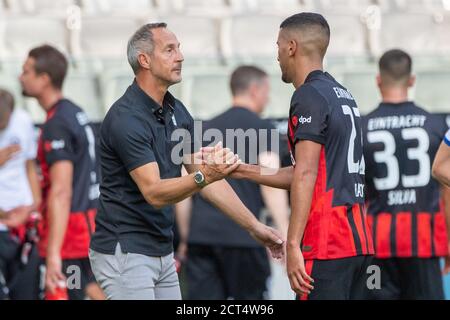 Frankfurt, Deutschland. September 2020. ADI HUETTER (links, Hvºtter, Trainer, F) gibt Aymen BARKOK (F) die Hand nach dem Spiel, Fußball 1. Bundesliga, 1. Spieltag, Eintracht Frankfurt (F) - Arminia Bielefeld (BI) 1: 1, am 19.09 .2020 in Frankfurt/Deutschland. ¬ Nutzung weltweit Credit: dpa/Alamy Live News Stockfoto