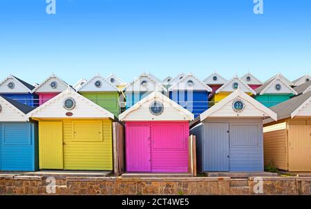 Walton-on-the-Naze, Seafront, Essex, Großbritannien. Bunte Strandhütten säumen die Ufermauer, Stockfoto