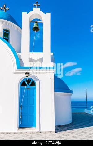 Traditionelle weiße und blaue orthodoxe griechische Kirche auf Karpathos, Dodekanes Insel, Griechenland Stockfoto
