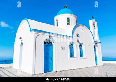 Traditionelle weiße und blaue orthodoxe griechische Kirche auf Karpathos, Dodekanes Insel, Griechenland Stockfoto